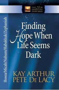 Finding Hope When Life Seems Dark: Hosea, Micah, Nahum, Habakkuk, and Zephaniah (The New Inductive Study Series) 9780736918251