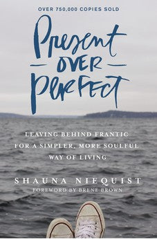 Present Over Perfect: Leaving Behind Frantic for a Simpler, More Soulful Way of Living 9780310346715