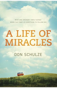 A Life of Miracles: What One Ordinary Family Gained When They Gave Up Everything to Follow God 9781414383217